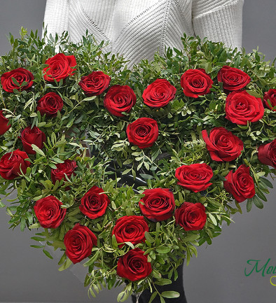 Coroana în formă de inimă din trandafiri roșii (la comanda, 1 zi) foto 394x433